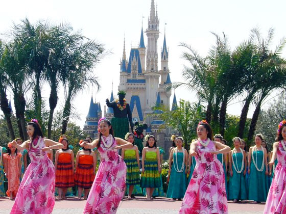 ディズニーランドでフラダンスを披露する教え子たち